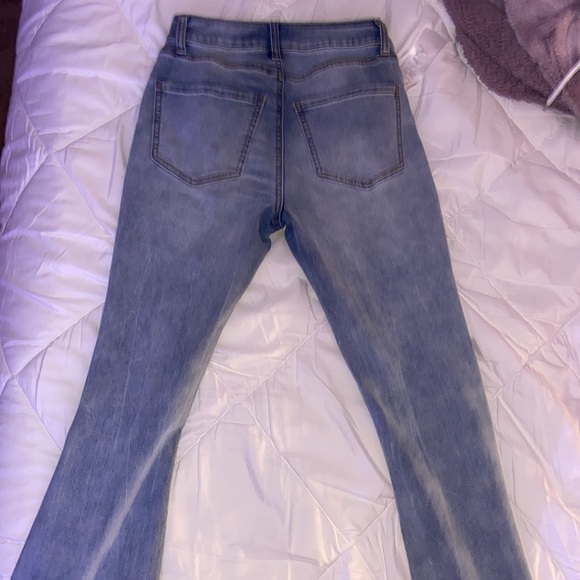 flare jeans with two knee rips light colored - Picture 5 of 5